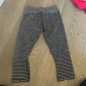 Lululemon black and white stripes capri wunder under size 6